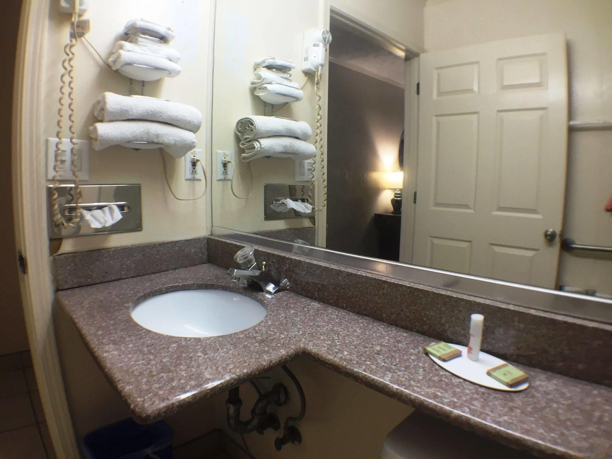 Syracuse Inn イースト・シラキューズ エクステリア 写真